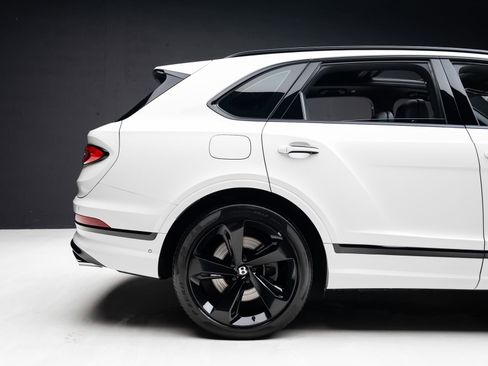 Used 2021 Bentley Bentayga Plug-In Hybrid AWD/4WD image 35