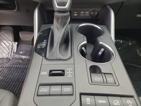 Used 2022 Toyota Highlander XLE image 25