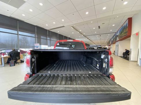 Used 2022 Toyota Tacoma Limited image 27