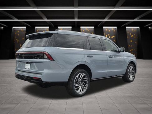 New 2026 Lincoln Navigator Reserve AWD/4WD image 2
