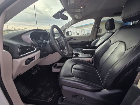 Used 2023 Chrysler Pacifica Touring-L image 10