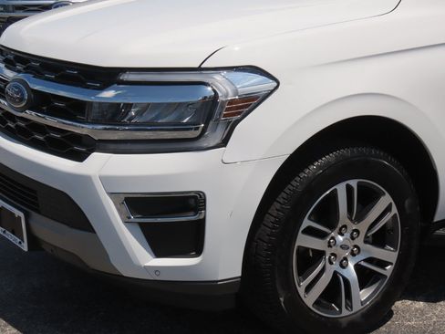 Used 2024 Ford Expedition Limited AWD/4WD image 3