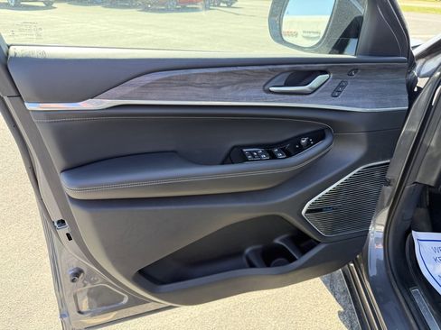 Used 2021 Jeep Grand Cherokee L Overland w/ Luxury Tech Group IV AWD/4WD image 20