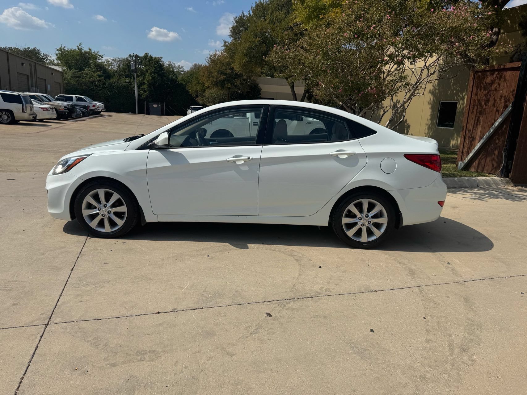 Used 2013 Hyundai Accent GLS w/ Premium Pkg FWD image 4