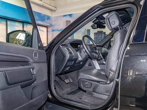 Used 2025 Land Rover Discovery Metropolitan Edition AWD/4WD image 13