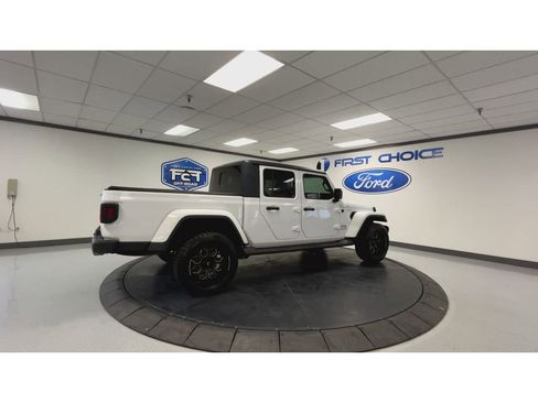 Used 2020 Jeep Gladiator Overland AWD/4WD image 2