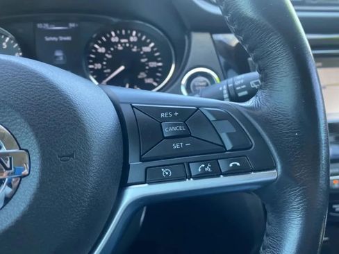 Used 2017 Nissan Rogue SV w/ SV Premium Package FWD image 19
