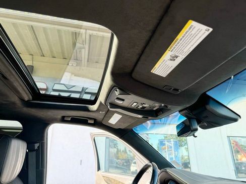 Used 2018 Cadillac Escalade Platinum image 32