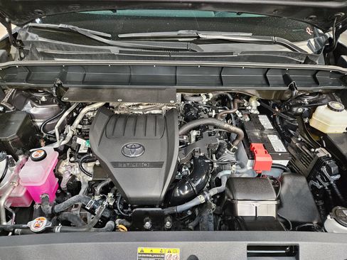 Used 2025 Toyota Highlander XLE AWD/4WD image 19