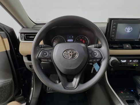 Used 2021 Toyota RAV4 LE FWD image 18