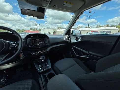 Used 2025 Kia Soul LX w/ LX Technology Package FWD image 33