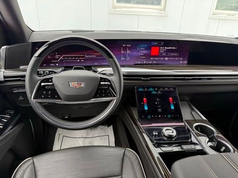 Certified 2025 Cadillac Escalade Premium Luxury AWD/4WD image 17