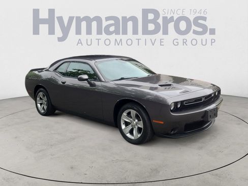 Used 2019 Dodge Challenger SXT RWD image 1