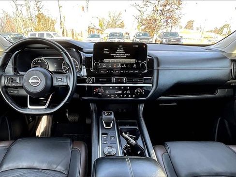Used 2023 Nissan Pathfinder Platinum image 18