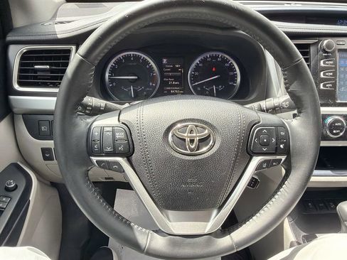 Used 2018 Toyota Highlander XLE AWD/4WD image 19