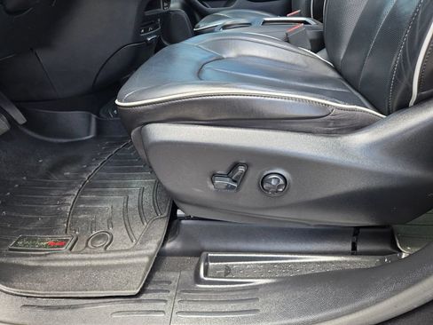 Used 2019 Chrysler Pacifica Limited w/ Advanced Safetytec Group FWD image 28