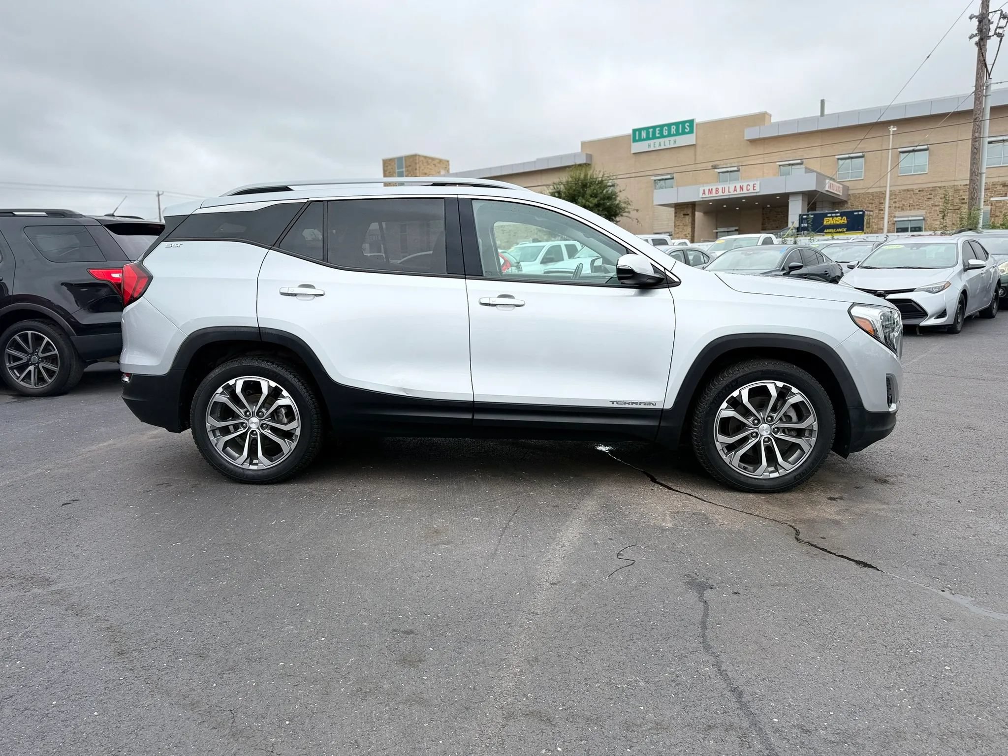 Used 2018 GMC Terrain SLT w/ Preferred Package FWD image 2