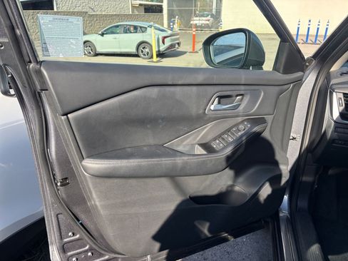 Used 2025 Nissan Rogue SV image 18