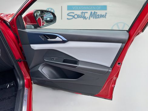 Used 2023 Volkswagen Taos SE image 33