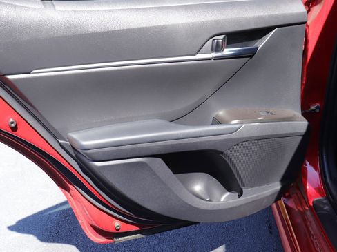 Used 2021 Toyota Camry SE image 12