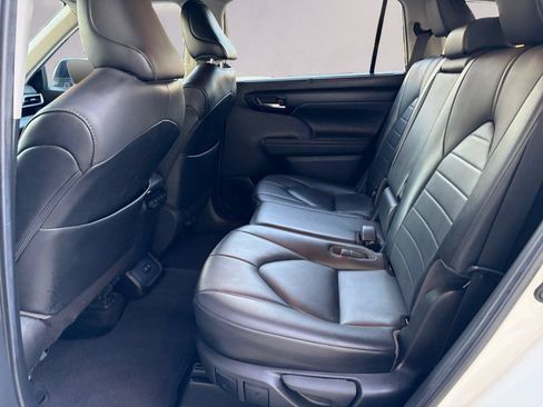 Used 2021 Toyota Highlander XLE FWD image 13