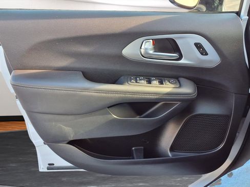 Used 2025 Chrysler Pacifica Limited image 17