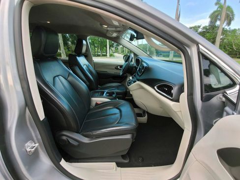Used 2021 Chrysler Voyager Lxi FWD image 41