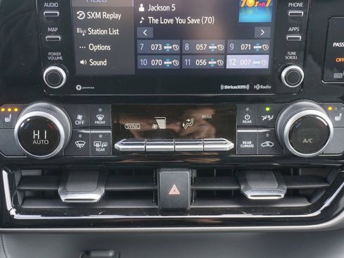 Used 2021 Toyota Highlander XLE image 13