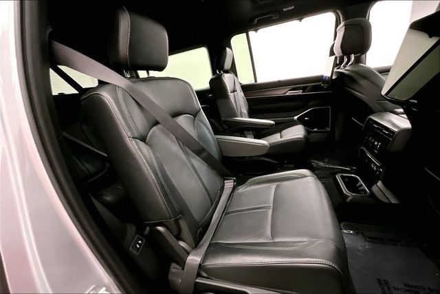 Used 2025 Jeep Wagoneer Series III w/ Premium Group I AWD/4WD image 27