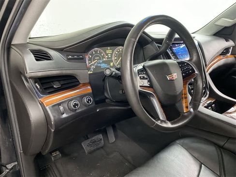 Used 2015 Cadillac Escalade Luxury image 2