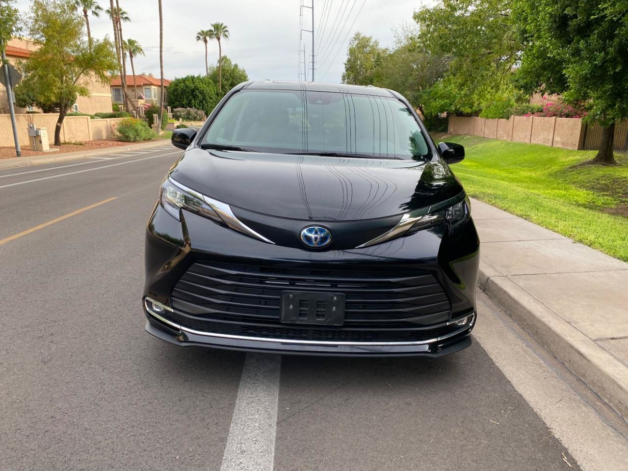 Used 2024 Toyota Sienna XLE FWD image 3