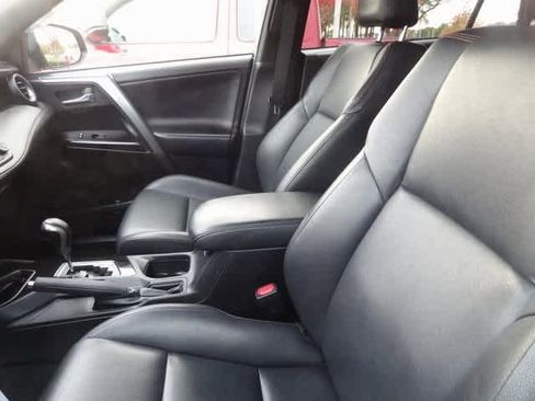 Used 2018 Toyota RAV4 SE image 7