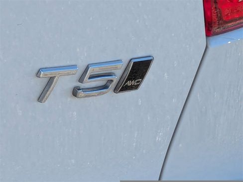 Used 2019 Volvo XC40 T5 Momentum image 8