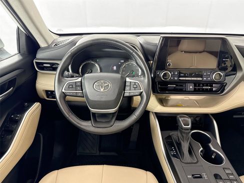 Certified 2024 Toyota Highlander XLE FWD image 34