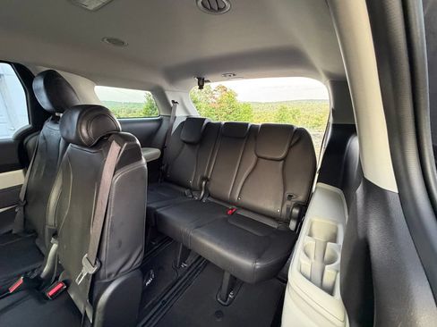 Used 2024 Kia Carnival LX FWD image 12