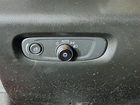 Used 2023 Chevrolet Traverse Premier FWD image 11