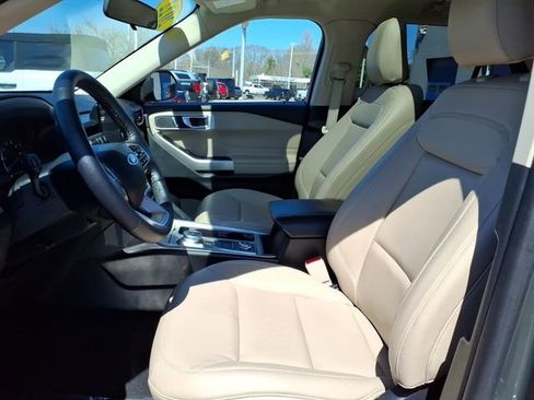 Used 2022 Ford Explorer XLT w/ Equipment Group 202A AWD/4WD image 9