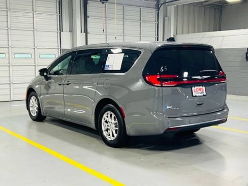 Used 2025 Chrysler Pacifica Select FWD image 17