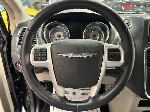Used 2015 Chrysler Town & Country Touring image 12