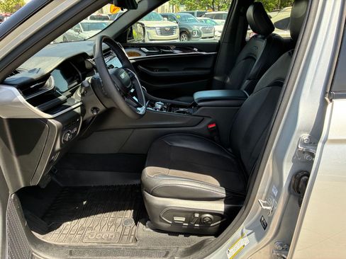 Used 2023 Jeep Grand Cherokee Trailhawk w/ Luxury Tech Group III AWD/4WD image 17