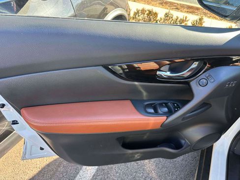 Used 2019 Nissan Rogue SL w/ Premium Package image 14