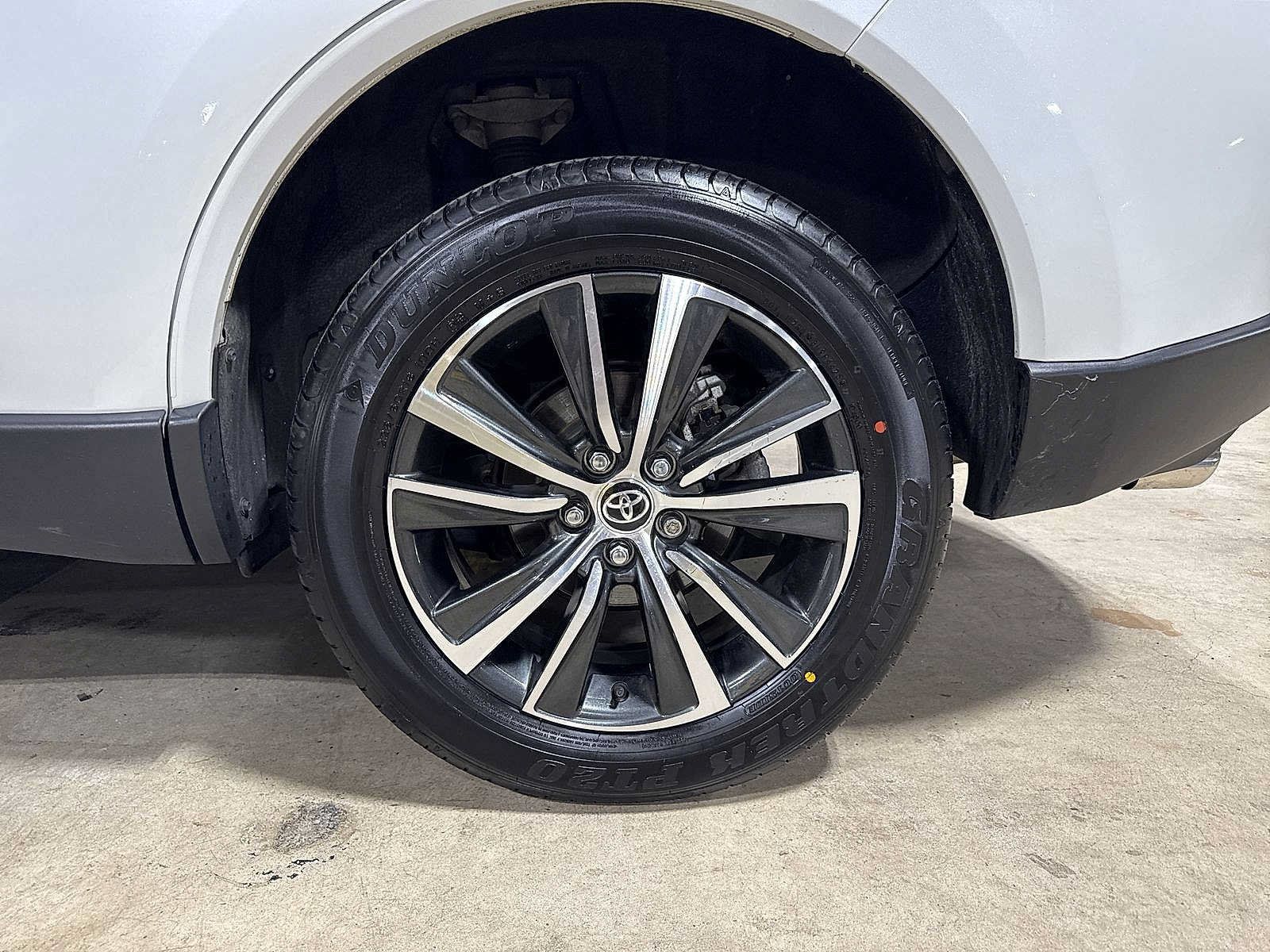 Used 2023 Toyota Venza LE AWD/4WD image 10