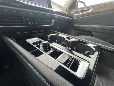 Used 2025 Volkswagen Atlas SE AWD/4WD image 19