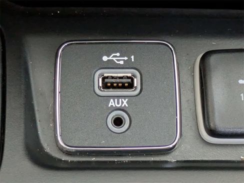 Used 2019 Jeep Cherokee Limited image 32