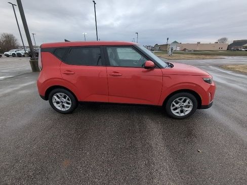 Used 2025 Kia Soul LX w/ LX Technology Package image 2
