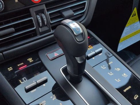 Certified 2026 Porsche Macan AWD/4WD image 21