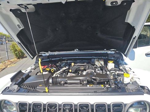 Used 2024 Jeep Gladiator Mojave AWD/4WD image 32