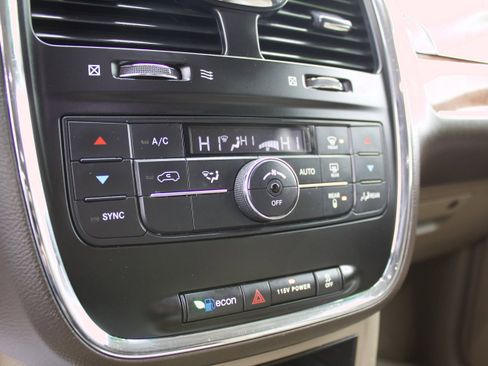 Used 2015 Chrysler Town & Country Touring image 23