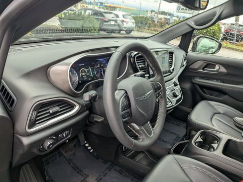 Used 2025 Chrysler Pacifica Select image 15