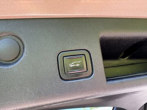 Used 2019 Chevrolet Equinox LT w/ Driver Convenience Package FWD image 39